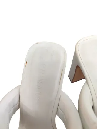 Zapatos de tacón blancos