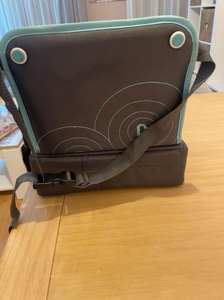 Trona / alzador  es para poner encima de una silla