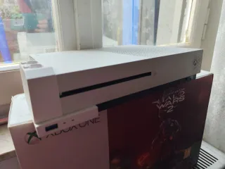 Xbox One 1TB + 2 Controllers+ Chargers + Extra 1tb