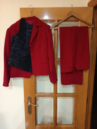 Traje chaqueta rojo con cuerpo brillante
