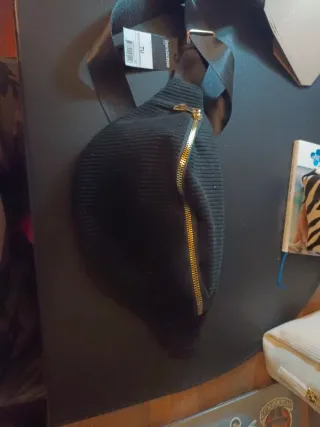 Riñonera negra Inextenso con cremallera dorada