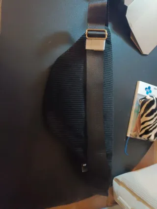 Riñonera negra Inextenso con cremallera dorada