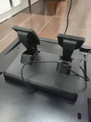 Volante Hori con Pedales y soporte metálico