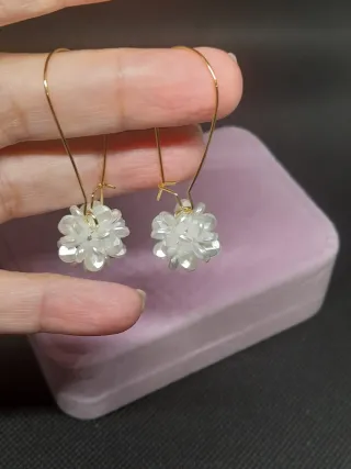 Pendientes dorados con flores blancas