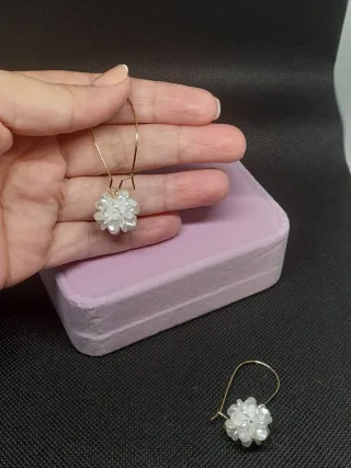 Pendientes dorados con flores blancas