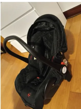 Silla de coche y carro de bebé negro