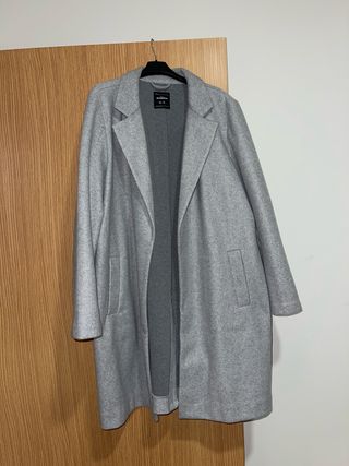 Abrigo Bershka gris talla M