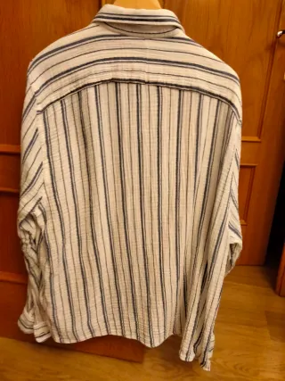 Camisa blanca con rayas azules