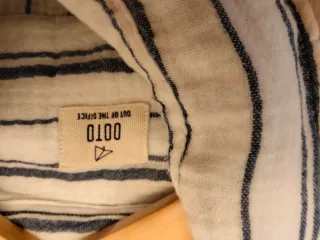 Camisa blanca con rayas azules