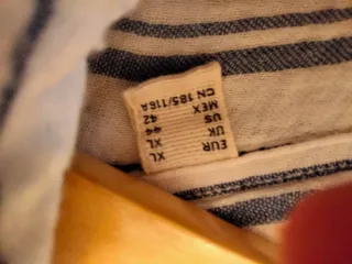 Camisa blanca con rayas azules