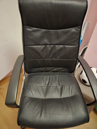 Poltrona da ufficio. Controllo dell'altezza, schienale fisso