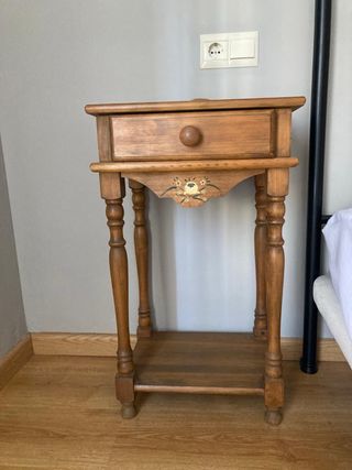 Mesita de noche de madera