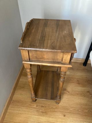 Mesita de noche de madera