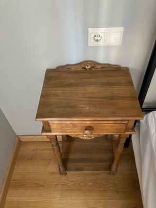 Mesita de noche de madera