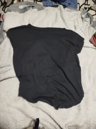 Camiseta gris con zapatillas y texto