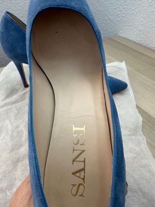 Tacones de piel azul cielo tipo salón