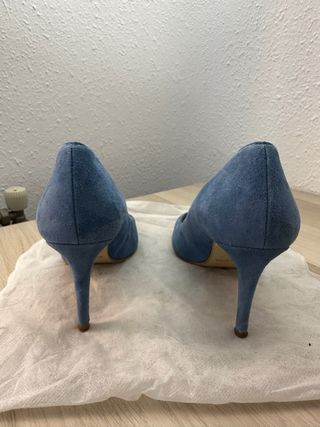Tacones de piel azul cielo tipo salón