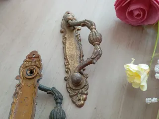 2 Tiradores antiguos metal dorado