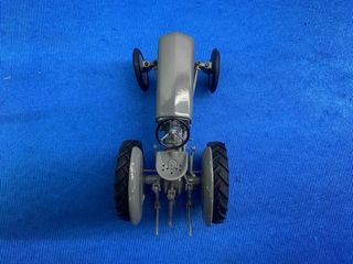 TRACTOR DE MINIATURA MASSEY FERGUSON TEA-20 1:32