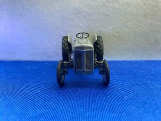 TRACTOR DE MINIATURA MASSEY FERGUSON TEA-20 1:32