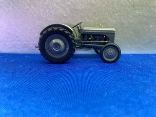 TRACTOR DE MINIATURA MASSEY FERGUSON TEA-20 1:32