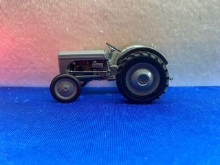 TRACTOR DE MINIATURA MASSEY FERGUSON TEA-20 1:32