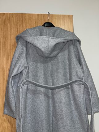 Abrigo largo gris con capucha