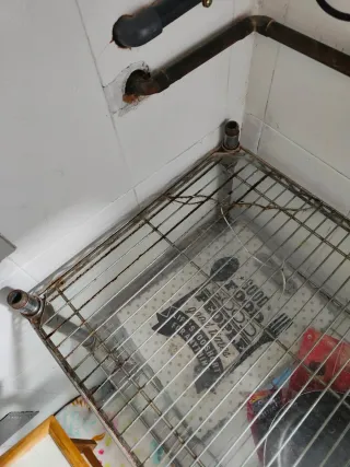 Estantería de cocina metálica y madera