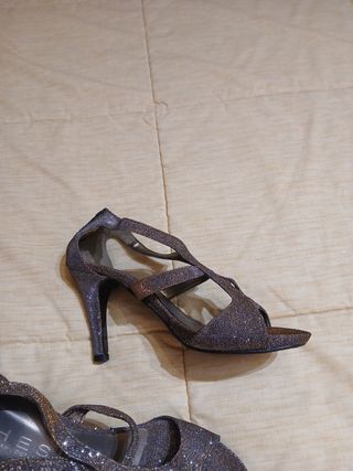 Zapatos brillates, efecto oro y plata