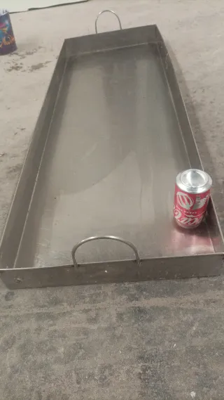 Bandeja de acero inoxidable con asas. Harinero