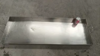 Bandeja de acero inoxidable con asas. Harinero