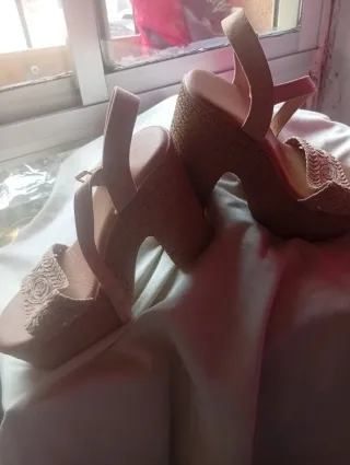 Zapatos cuña beige mujer