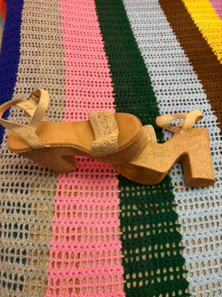 Zapatos cuña beige mujer