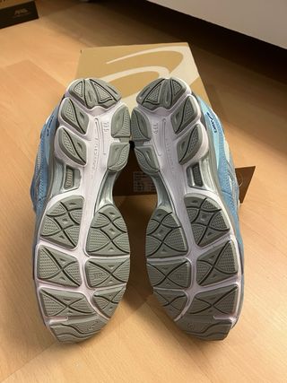 Tênis Asics bege e azul