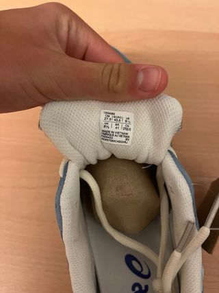 Tênis Asics bege e azul