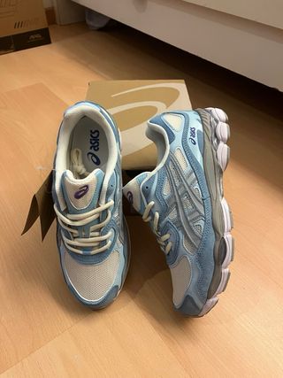 Tênis Asics bege e azul