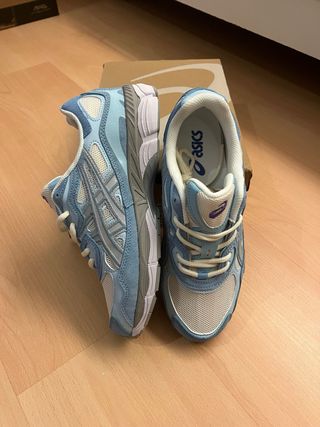 Tênis Asics bege e azul