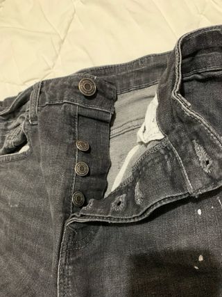 Pantalón vaquero negro desgastado