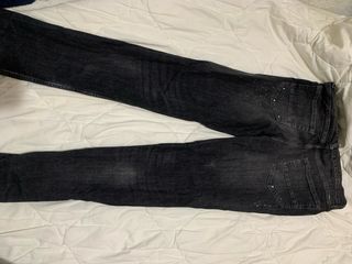 Pantalón vaquero negro desgastado