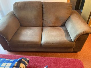 Sofá de tela beige y marrón