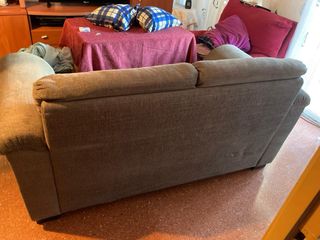 Sofá de tela beige y marrón