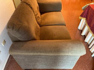 Sofá de tela beige y marrón