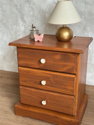 Mesita de noche de madera