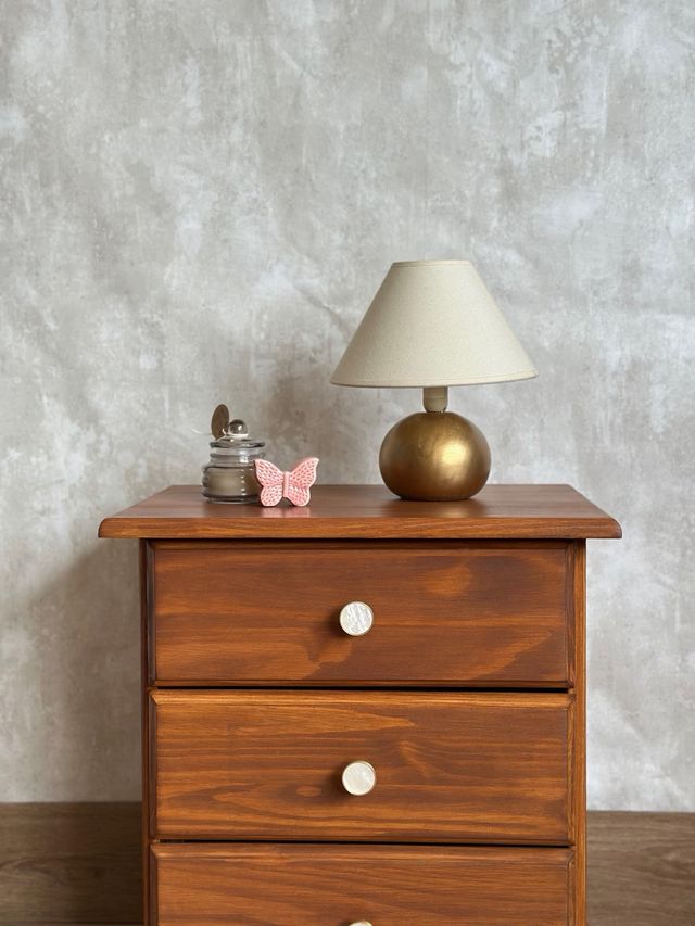 Mesita de noche de madera
