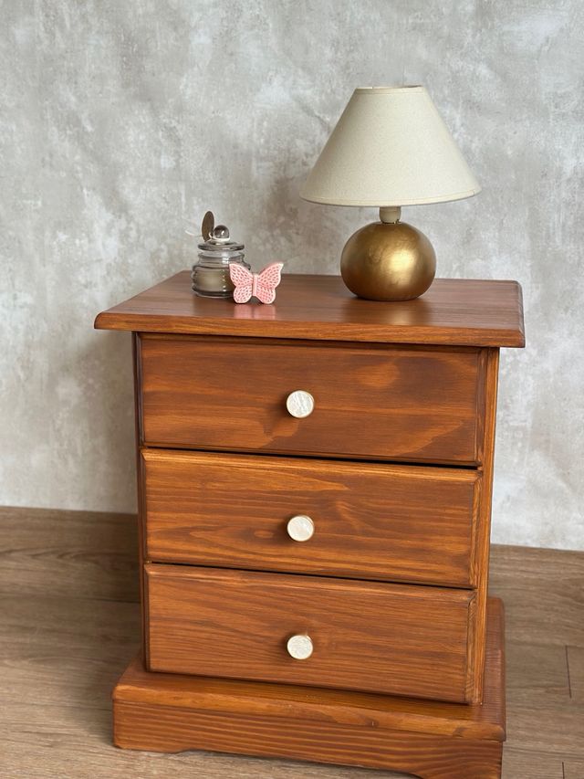 Mesita de noche de madera