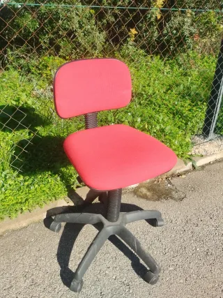 Silla de escritorio roja y negra