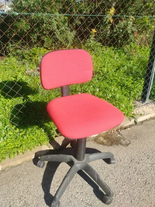 Silla de escritorio roja y negra