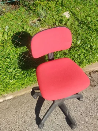 Silla de escritorio roja y negra