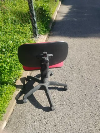 Silla de escritorio roja y negra