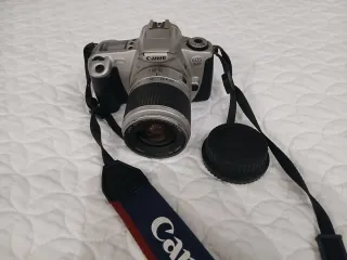 Cámara Canon EOS 300 Plata y Negra.